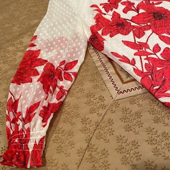 NWOT Isaac Mizrahi top, polyester, red floral on white Swiss, 12 - Picture 3 of 10